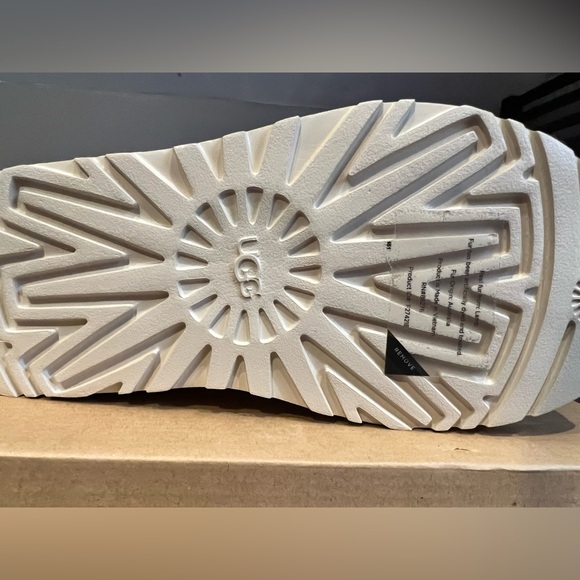 NWT UGG  Fluffita in Pink, size 8 - Picture 6 of 7